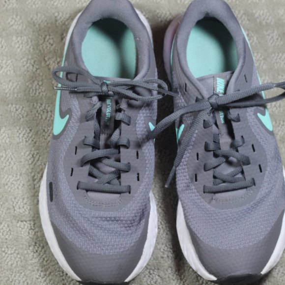 Nike Revolution Women's Size 7.5 Grey, Teal & Hot Pink Running Shoes BQ5671-005 - Picture 2 of 6